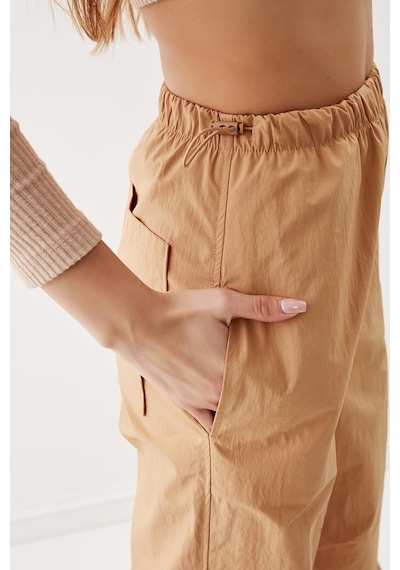Vitrin Lastik Detaylı Paraşüt Kumaş Pantolon Camel