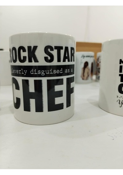 Rock Star Disguised As Chef Kupa - Şef Komik Seramik Bardak Mutfak Hediyesi 325ml Beyaz - Çok Renkli