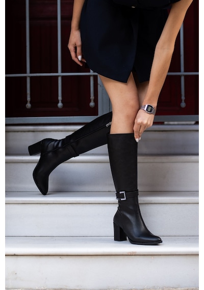 Dabab Shoes Kadın Siyah Cilt Jany Model Toka Detaylı Diz Altı Fermuarlı Sivri Burunlu Kalın Topuklu Çizme Dabab Shoes Kadın Siyah Cilt Jany Model Toka Detaylı Diz Altı Fermuarlı Sivri Burunlu Kalın Topuklu Çizme