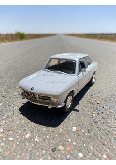 Nostaljik Beyaz Bmw 2000 Tı 1/32 Ölçek Metal Çek Bırak Kapılar Açılır Model Araba Çok Renkli