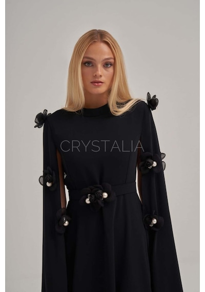 Crystalia İnci Ve Taş İşlemeli Çiçek Detaylı Siyah Krep Elbise Siyah Crystalia İnci Ve Taş İşlemeli Çiçek Detaylı Siyah Krep Elbise Siyah