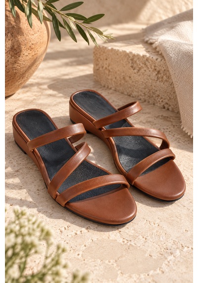 Yeo Leather Hakiki Deri 3 Bantlı Kadın Terlik / Sandalet 3 Cm Dolgu Topuk - Zamansız Tasarım Karamel
