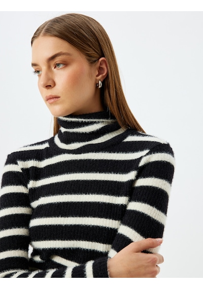 Koton Slim Fit Uzun Kollu Balıkçı Yaka Peluş Tişört Beyaz Çizgili 5wak50256ek Beyaz