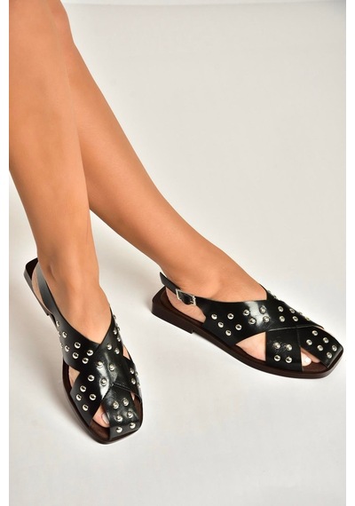 Fox Shoes Y458502760 Siyah Rustik Zımba Detaylı Kadın Sandalet Siyah