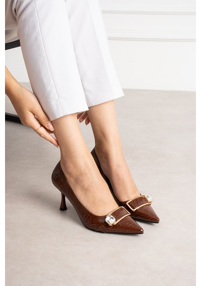 Dabab Shoes Sena Kadın Kahve Kırışık Rugan Sivri Burun Taşlı Toka Detaylı 7 Cm İnce Topuklu Stiletto Ayakkabı Kahverengi Dabab Shoes Sena Kadın Kahve Kırışık Rugan Sivri Burun Taşlı Toka Detaylı 7 Cm İnce Topuklu Stiletto Ayakkabı Kahverengi