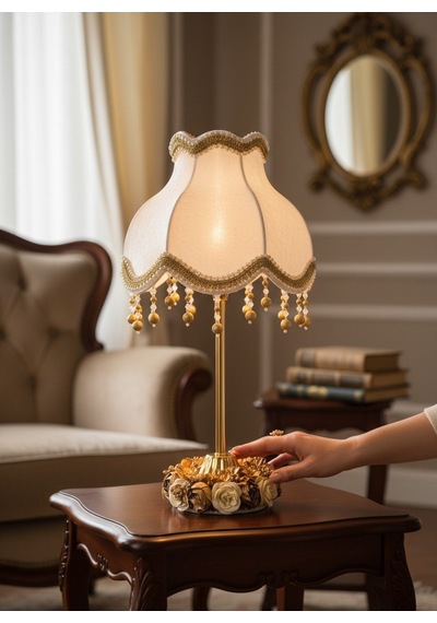 Ekru Kadife Kaplı Çiçek Dekorlu Gold Şeritli Başlık Çiçekli Gold Metal Ayaklı Klasik Abajur 50x25cm