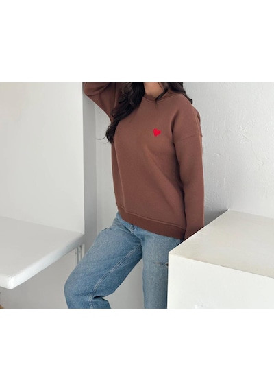 İs Berceste Kadın Bisiklet Yaka Kalp Nakışlı 3 İplik Şardonlu Sweatshirt Kahverengi