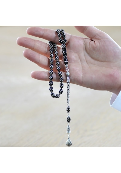 925 Ayar Gümüş Kral Zincir Püsküllü Gümüş Çeşm-i Bülbül İşlemeli Arpa Kesim Erzurum Oltu Taşı Tesbih Siyah - Beyaz 925 Ayar Gümüş Kral Zincir Püsküllü Gümüş Çeşm-i Bülbül İşlemeli Arpa Kesim Erzurum Oltu Taşı Tesbih Siyah - Beyaz