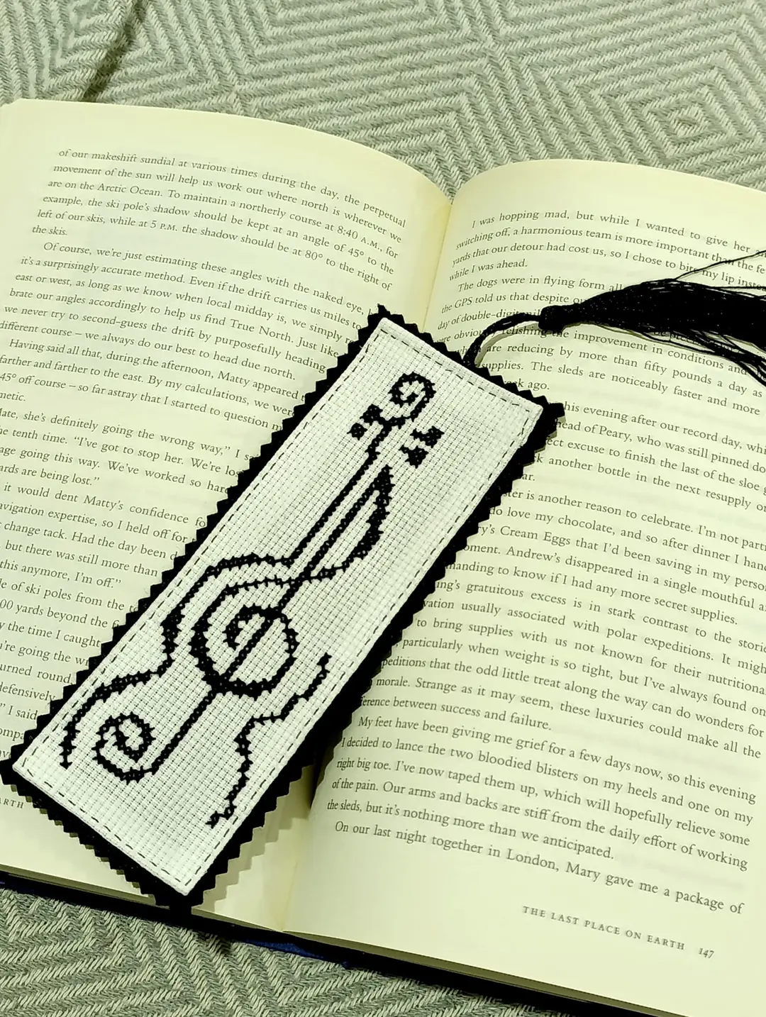 Keman Temalı Kanaviçe Kitap Ayracı