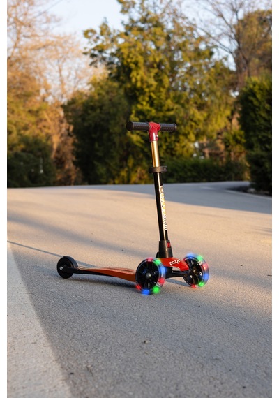 Scooter Yeni Leddy 3tekerli Led Işıklı 2+yaş 50kğ Taşıma Kapasiteli 3kademe Direksiyon Kırmızı