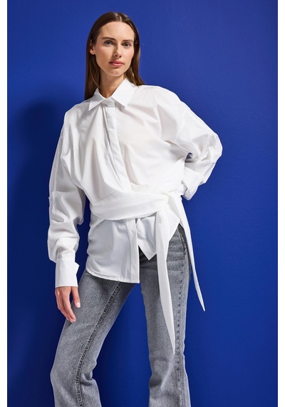 it's basic 2kadın Beyaz W5 Oversize Kemer Detaylı Özel Kumaş Tasarım Gömlek