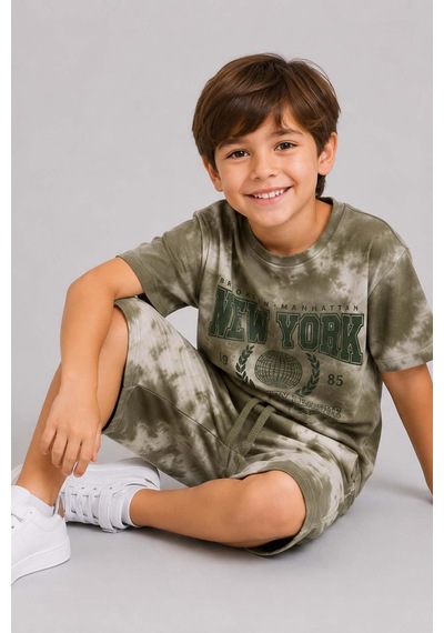 Riccotarz Erkek Çocuk Eskitme Detaylı Ve New York Baskılı T-shirt Yeşil Penye Şortlu Takım Riccotarz Erkek Çocuk Eskitme Detaylı Ve New York Baskılı T-shirt Yeşil Penye Şortlu Takım