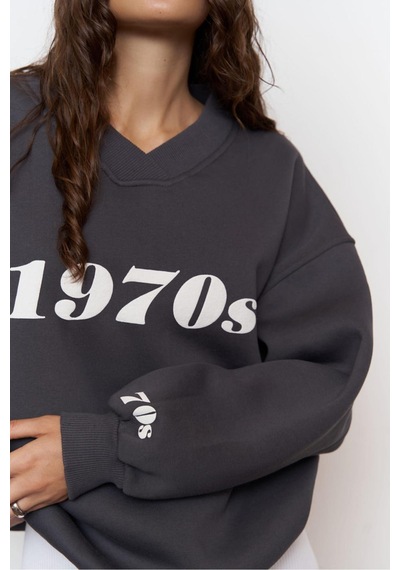 Kadın Katlamalı V Yaka 1970's Baskılı Oversize Sweatshirt Füme