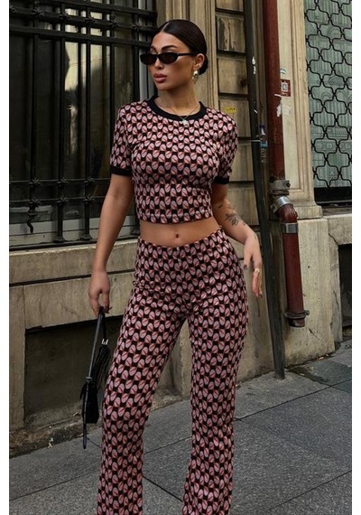 Dar Kalıplı Brenda Desenli Bisiklet Yakalı Kadın Crop Ve Pantolon Takımı Çok Renkli Multi Dar Kalıplı Brenda Desenli Bisiklet Yakalı Kadın Crop Ve Pantolon Takımı Çok Renkli Multi