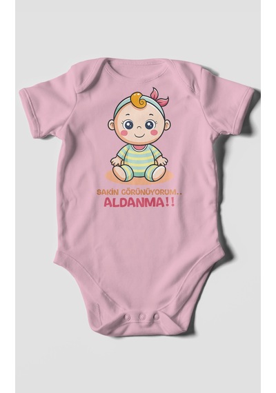 Sakin Görünüyorum Aldanma V2 Baskılı Bebek Zıbını Çıtçıtlı Body %100 Pamuk Kısa Kol Koyu Pembe