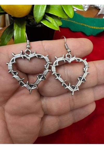 Thorned Heart Charm Diken Detaylı Kalp Figürlü Gümüş Renk Unisex Sallantılı Küpe Çok Renkli