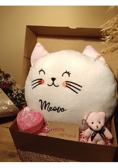 Kutulu Hediye Seti / Kedi Yastık 30cm, Ayıcık Anahtarlık Ve Kalp Şeklinde Tüllü Kutu