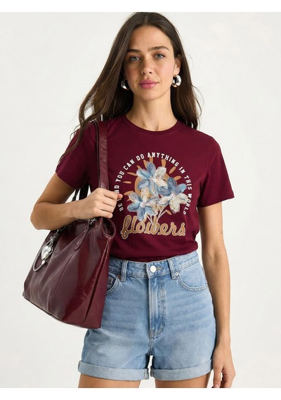 Shade Kadın Kabartma Çiçek Aplikeli Yazı Baskılı Basic T-shirt 7524 60283951 - Bordo