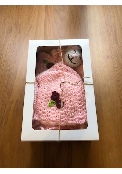 Kozababy Handmade El Örgüsü Bebek Hediye Seti - Amigurumi Uyku Arkadaşı, Çiçekli Bebek Şapkası Ve Yelek Takımı Özel Kutulu Pembe - Beyaz Kozababy Handmade El Örgüsü Bebek Hediye Seti - Amigurumi Uyku Arkadaşı, Çiçekli Bebek Şapkası Ve Yelek Takımı Özel Kutulu Pembe - Beyaz