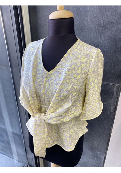 Pera Moda Leopar Desenli Önden Bağlamalı Beli Lastikli Crop Bluz Gömlek Terayağ Sarısı Pera Moda Leopar Desenli Önden Bağlamalı Beli Lastikli Crop Bluz Gömlek Terayağ Sarısı