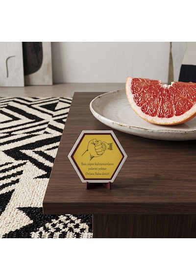 Baba Yazılı Süper Kahraman Temalı Masaüstü Süsü Modern Çizgileriyle Yaşam Alanlarınıza Neşe Katan Obje 10x10 Cm, Sarı