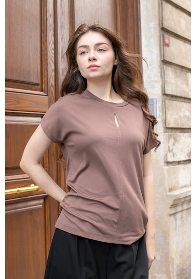 Kadın İpeksi Yumuşak Kumaş Geniş Sıfır Yaka Önü Pencereli Yanları Yırtmaçlı Tshirt Bluz-kahve Kahve Kadın İpeksi Yumuşak Kumaş Geniş Sıfır Yaka Önü Pencereli Yanları Yırtmaçlı Tshirt Bluz-kahve Kahve