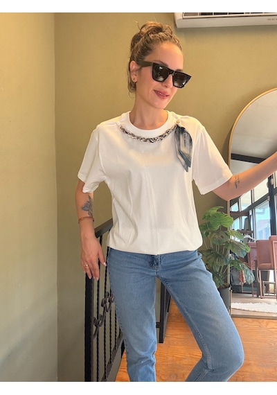Ali Butik Beyaz Yakası Fular Detaylı Tişört