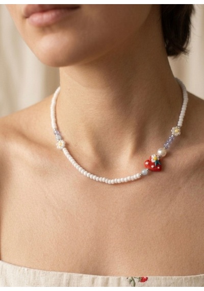 Beyaz Boncuklu Kırmızı Kalpli Papatya Detaylı Choker Kolye