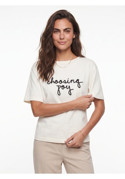 Onloox Kadın Krem Krem Pamuklu Kayık Yaka Kısa Kollu Rahat Kalıp Önü Yazı Nakış İşlemeli T-shirt