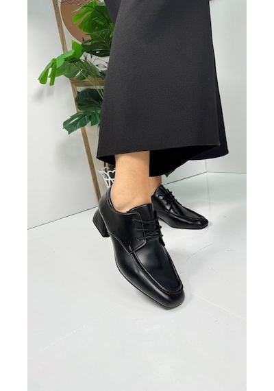 Günlük Kadın Loafer Topuklu Toka Ve Dikiş Detaylı Bağcıklı Küt Burunlu Ayakkabı 1500 Siyah Günlük Kadın Loafer Topuklu Toka Ve Dikiş Detaylı Bağcıklı Küt Burunlu Ayakkabı 1500 Siyah