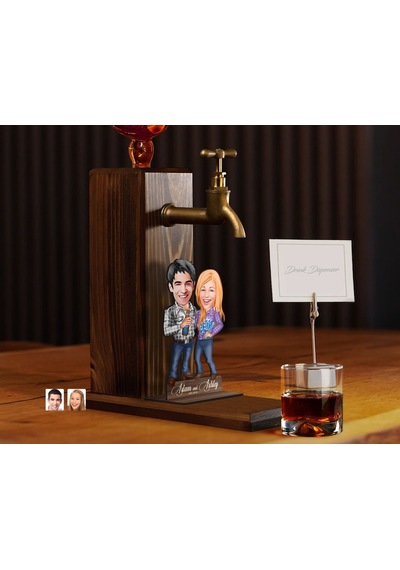 Bk Gift Kişiye Özel Sevgililer Karikatürlü Musluklu Ahşap Viski Standı-17, Viski Çeşmesi, Doğum Günü Hediyesi, İçecek Dispenseri