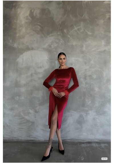 Lior Design Kadın Modern Esnek Kadife Kumaş Degaje Yaka Yırtmaçlı Abiye Elbise Kırmızı