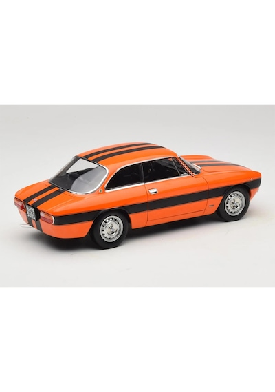 1:18 Norev 1973 Alfa Romeo 2000 Gtv