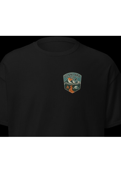 Wildstyle Uzaklara Git Renkli Vintage Dağ Doğa Macera Rozet Baskılı Unisex Bisiklet Yaka Pamuklu Tişört Siyah