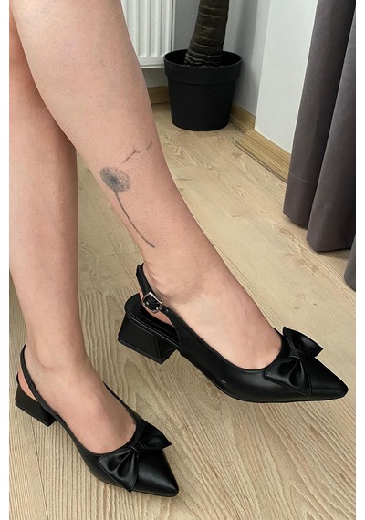 Preshley Pola Siyah Cilt Arkası Acık Sivri Burun Fiyoklu Detaylı 4 Cm Topuklu Ayakkabı Siyah Preshley Pola Siyah Cilt Arkası Acık Sivri Burun Fiyoklu Detaylı 4 Cm Topuklu Ayakkabı Siyah