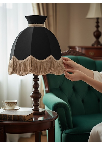 Kadife Kaplı Büyük Boy Başlıklı Ahşap Doğal Ayaklı Klasik Model Abajur - 7 Farklı Renkli 80x50cm Siyah
