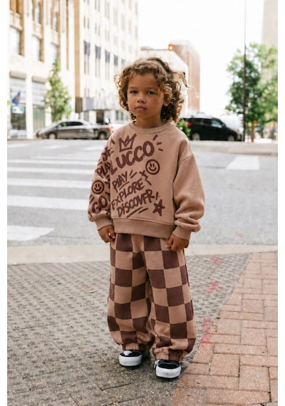 Zuzunga Erkek Çocuk Graffiti Baskılı Oversize Sweatshirt Ve Dama Desenli Bol Paça Eşofman Takımı Kahverengi Zuzunga Erkek Çocuk Graffiti Baskılı Oversize Sweatshirt Ve Dama Desenli Bol Paça Eşofman Takımı Kahverengi