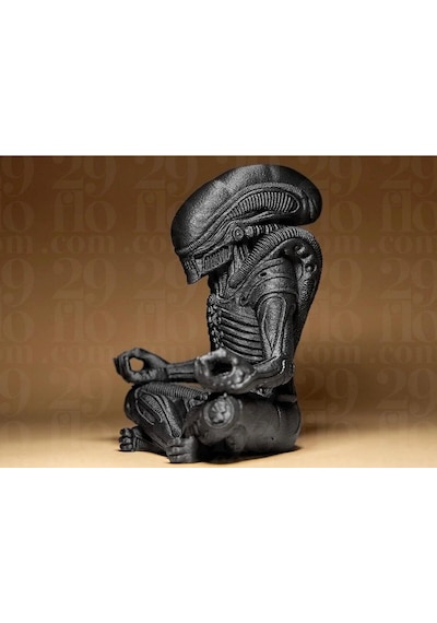 Xenomorph Alien Meditasyon Figürü - Yoga Yapan Uzaylı Yaratık Biblo Masaüstü Dekoratif Hediyelik
