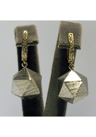 Geometrik Dizayn İkosahedron Küpe - Göğüş