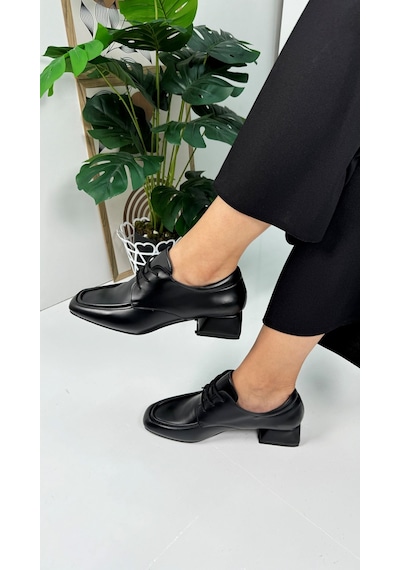 Günlük Kadın Loafer Topuklu Toka Ve Dikiş Detaylı Bağcıklı Küt Burunlu Ayakkabı 1500 Siyah Günlük Kadın Loafer Topuklu Toka Ve Dikiş Detaylı Bağcıklı Küt Burunlu Ayakkabı 1500 Siyah
