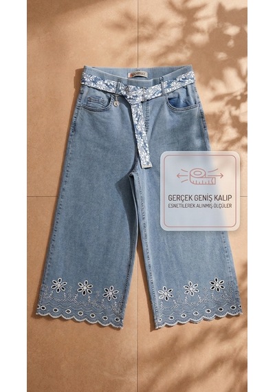 Zanessi Büyük Beden Beli Lastikli Nakışlı Kemer Detaylı Paçası Dantel Nakışlı Bol Paça Denim Kadın Şort Mavi Zanessi Büyük Beden Beli Lastikli Nakışlı Kemer Detaylı Paçası Dantel Nakışlı Bol Paça Denim Kadın Şort Mavi