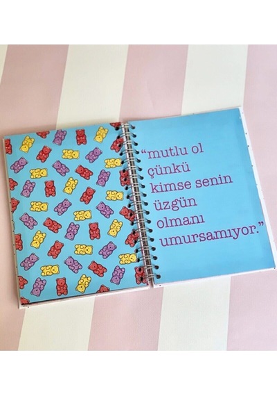 Yaşıyosun Bu Hayatı Tasarımlı Spiralli Sticker'lı Tarihsiz Konuşan Ajanda Haftalık Planlayıcı Defter Beyaz