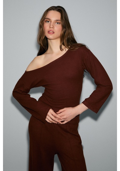 ETHIQUET NIVEAS Kadın Yumuşak Ve Esnek Kumaşlı Kayık Yakalı Yanı Büzgülü Koyu Kahverengi Sweatshirt ETHIQUET NIVEAS Kadın Yumuşak Ve Esnek Kumaşlı Kayık Yakalı Yanı Büzgülü Koyu Kahverengi Sweatshirt