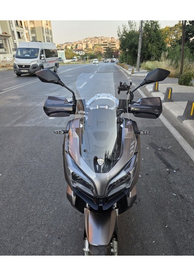 Motocam Qj Atr 125 Ön Cam 2023-2026 Model 55cm Şeffaf Renkli 4mm Kısa Cam