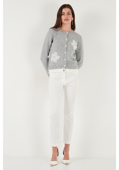 Lela Premium Tül Çiçek Detaylı Regular Fit Bisiklet Yaka Düğmeli Triko Bayan Hırka 680Hi002421 Gri