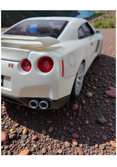 Burago 1:18 2009 Nissan Gt-r R35 Özel Renk Sedefli Beyaz Model Araba