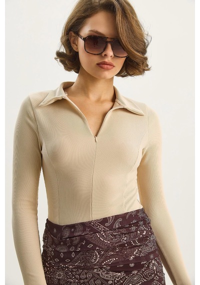 Shade Kadın Vücudu Saran Yarım Fermuarlı Fitilli Likralı Polo Yaka Basic Bluz 8073 60283602 - Bej Shade Kadın Vücudu Saran Yarım Fermuarlı Fitilli Likralı Polo Yaka Basic Bluz 8073 60283602 - Bej