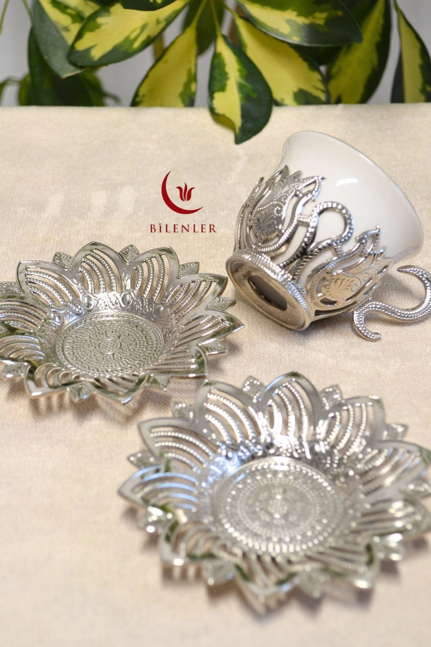 2 Li Gümüş Desenli Zemzem Takımı Ve Kahve Fincanı Seti Metal Tabağı Ve Fincan Altlığıyla Şık Sunum Beyaz