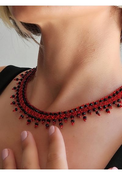 Etnik Bohem Kırmızı Siyah Salkım Model Kum Kristal Boncuk Kolye El Yapımı Kırmızı