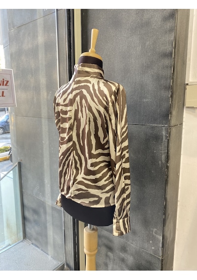 Pera Moda Gold Broşlu Zebra & Batik Desenli Bluz Camel